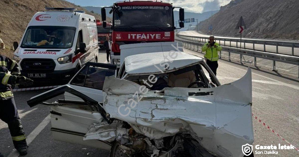 "Denizli'de Feci Kaza: Kamyona Arkadan Çarpan Otomobilde Acı Son" başlıklı haber için fotorealistik,